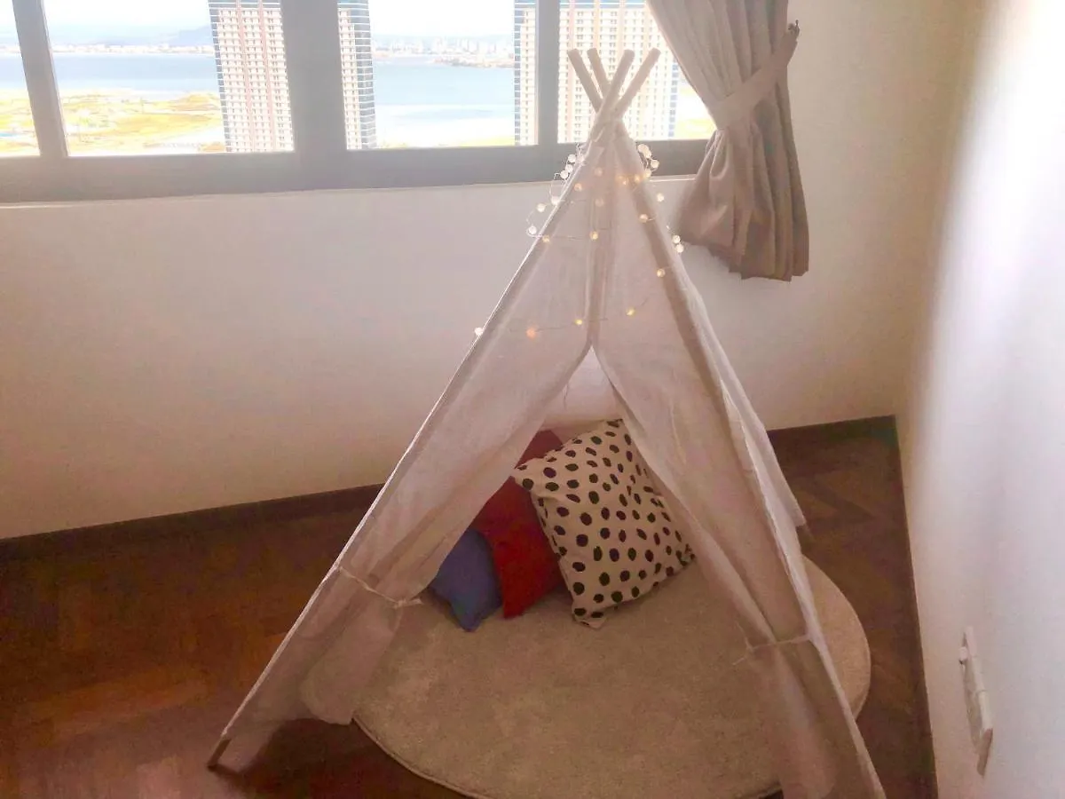 The Landmark Seaview Netflix By Blue Sky Holidays George Town 0*,